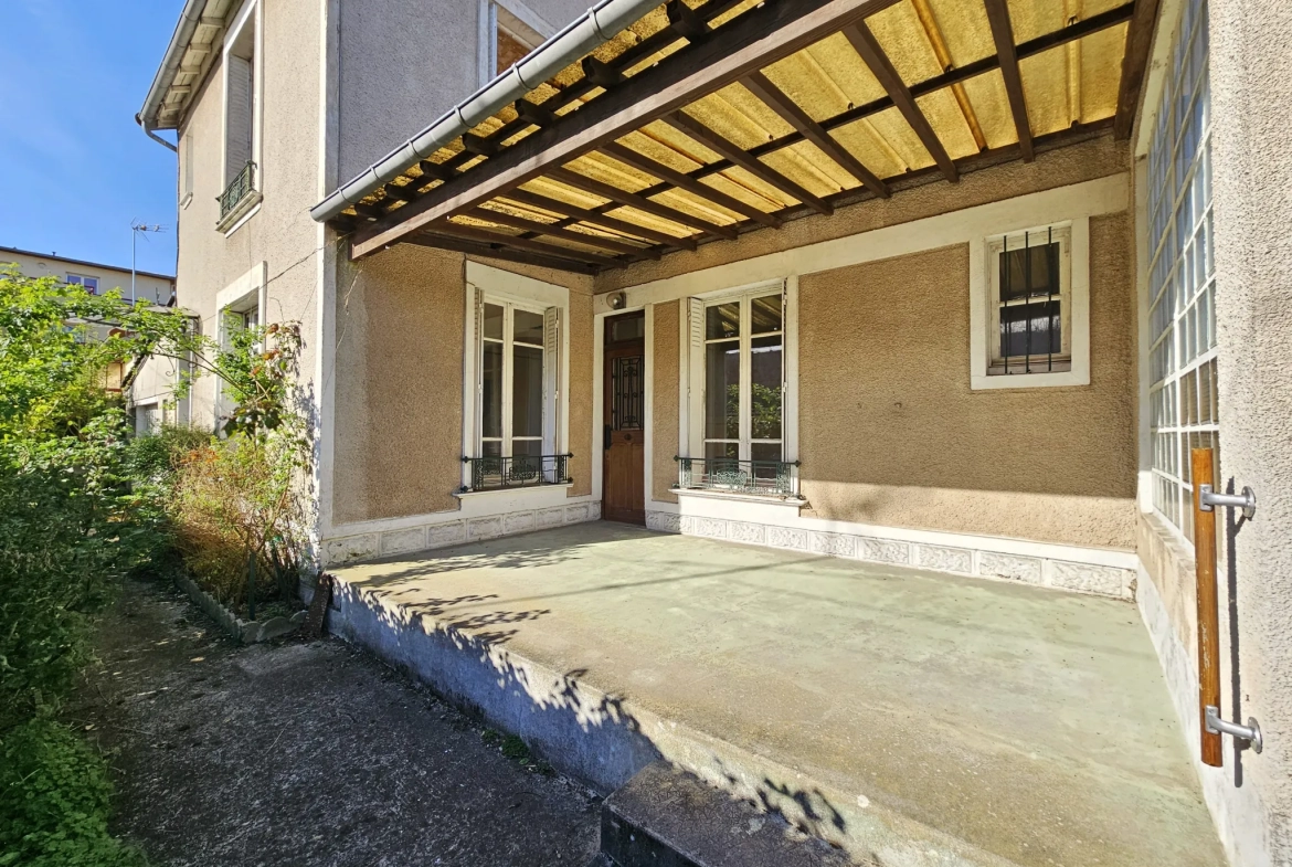 Maison à rénover avec cachet d'époque en centre-ville de Villecresnes 