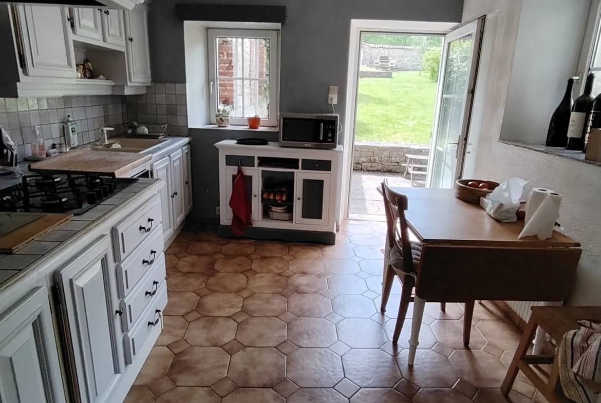 Belle maison de campagne à Saint-Maurice-sous-les-Côtes avec terrain arboré 