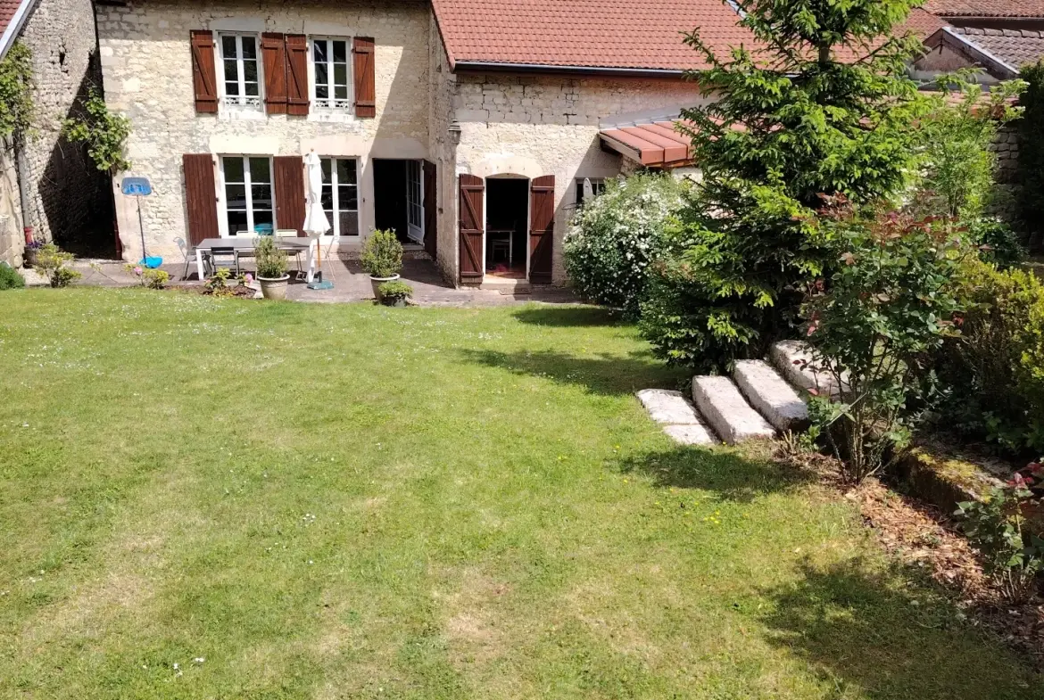 Belle maison de campagne à Saint-Maurice-sous-les-Côtes avec terrain arboré 