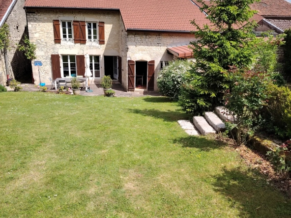 Belle maison de campagne à Saint-Maurice-sous-les-Côtes avec terrain arboré