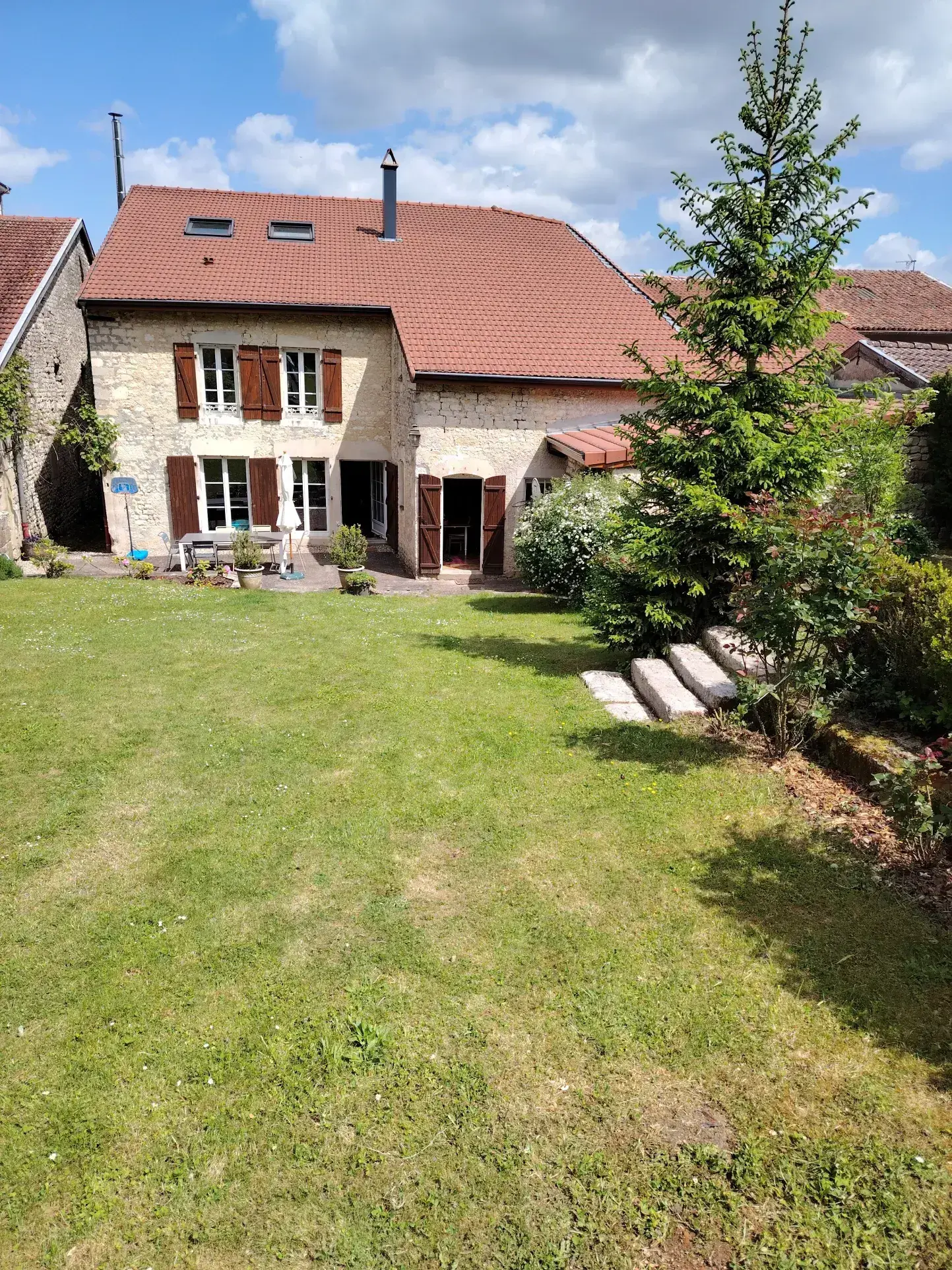 Belle maison de campagne à Saint-Maurice-sous-les-Côtes avec terrain arboré 