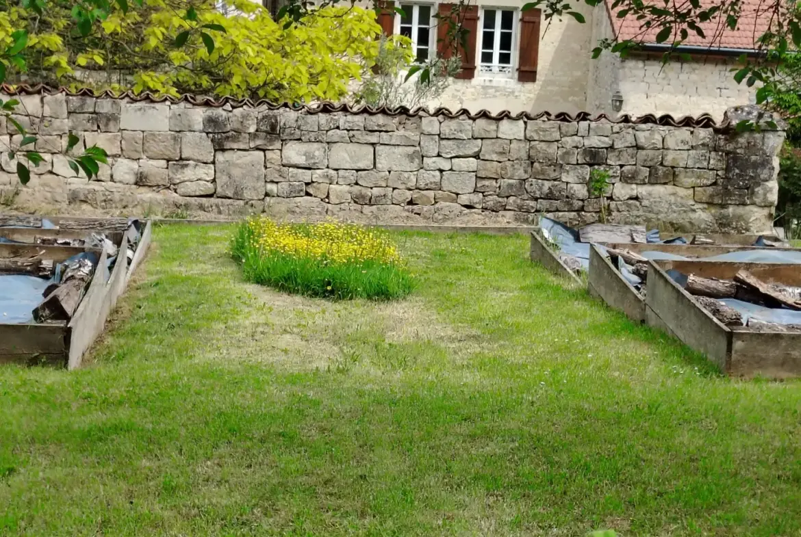 Belle maison de campagne à Saint-Maurice-sous-les-Côtes avec terrain arboré 