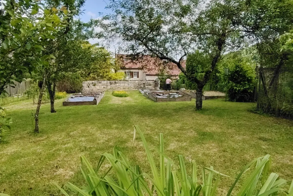 Belle maison de campagne à Saint-Maurice-sous-les-Côtes avec terrain arboré 