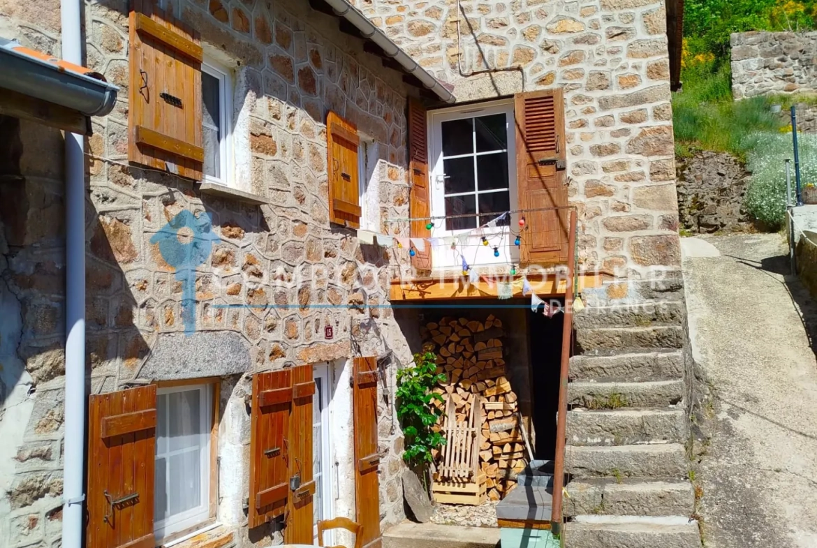 Rare maison de village en pierre au Le Chambon, Ardèche (07), avec terrain et environnement paisible 