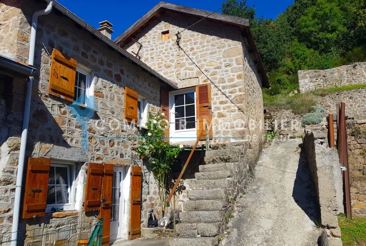 Rare maison de village en pierre au Le Chambon, Ardèche (07), avec terrain et environnement paisible 
