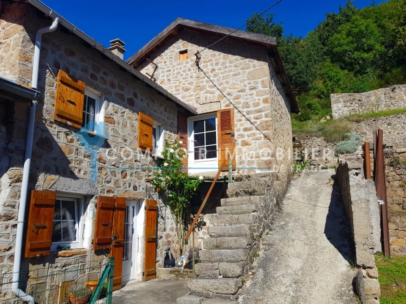 Rare maison de village en pierre au Le Chambon, Ardèche (07), avec terrain et environnement paisible