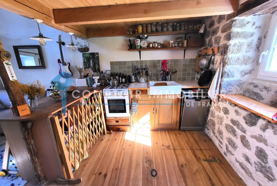 Rare maison de village en pierre au Le Chambon, Ardèche (07), avec terrain et environnement paisible 