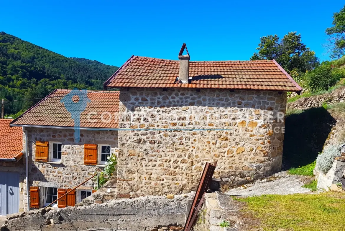 Rare maison de village en pierre au Le Chambon, Ardèche (07), avec terrain et environnement paisible 