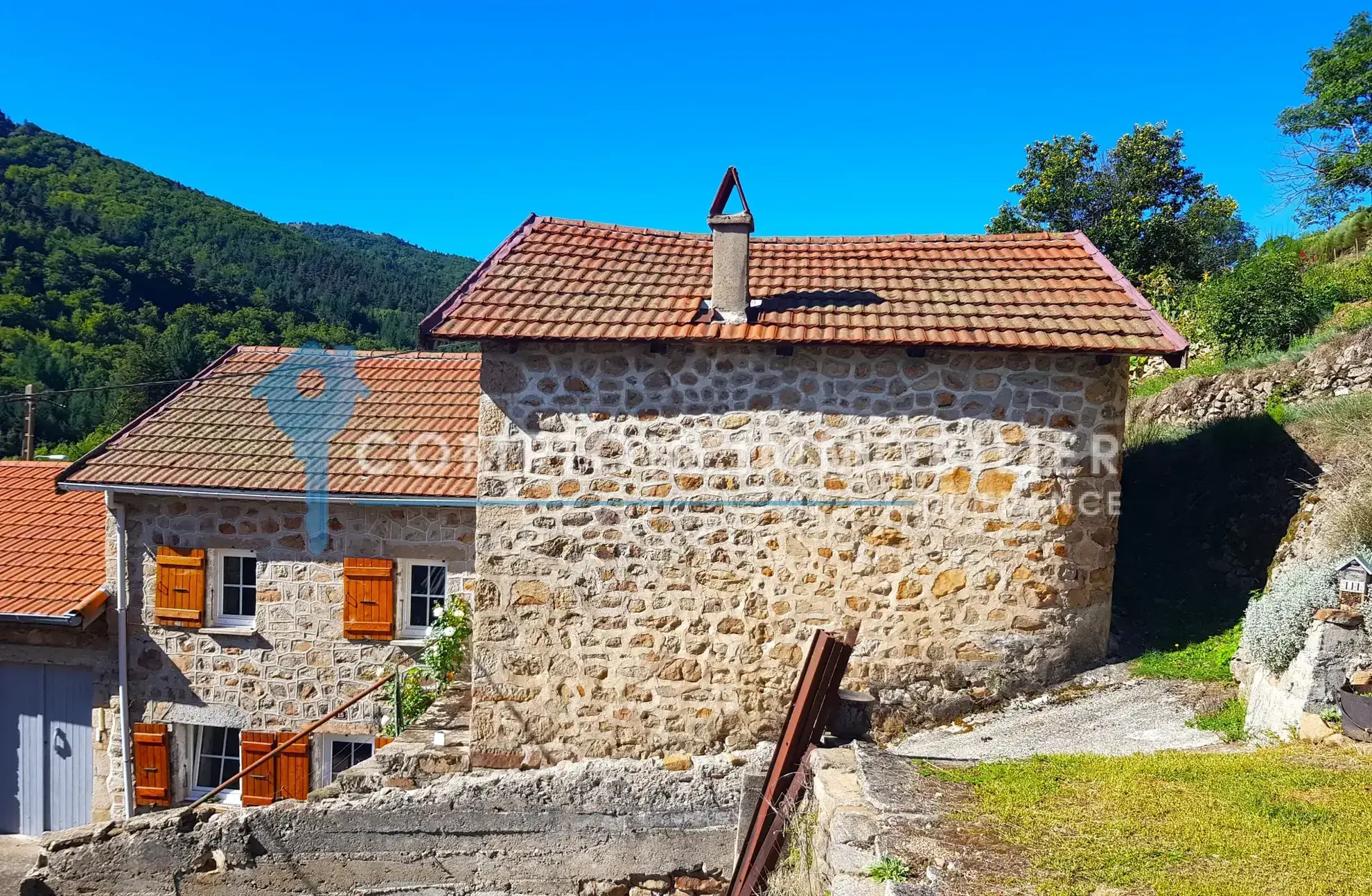 Rare maison de village en pierre au Le Chambon, Ardèche (07), avec terrain et environnement paisible 