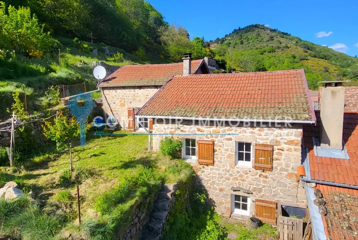 Rare maison de village en pierre au Le Chambon, Ardèche (07), avec terrain et environnement paisible 