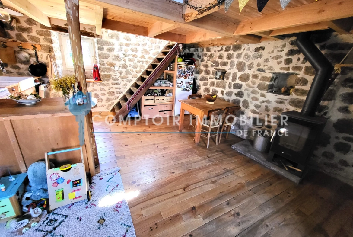 Rare maison de village en pierre au Le Chambon, Ardèche (07), avec terrain et environnement paisible 