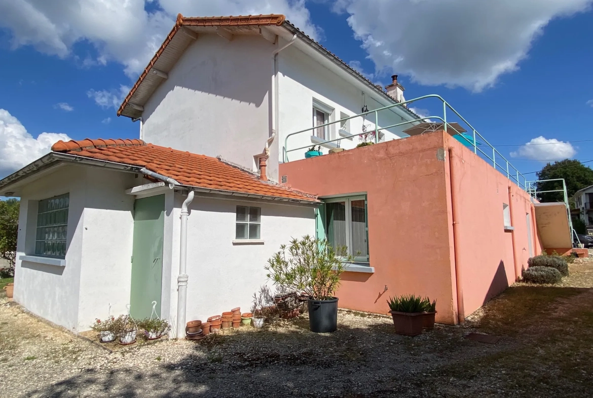 Vente maison à Fumel avec deux habitations, grand terrain et double garage 
