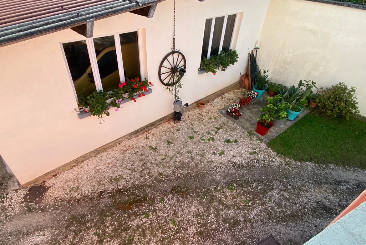 Vente maison à Fumel avec deux habitations, grand terrain et double garage 