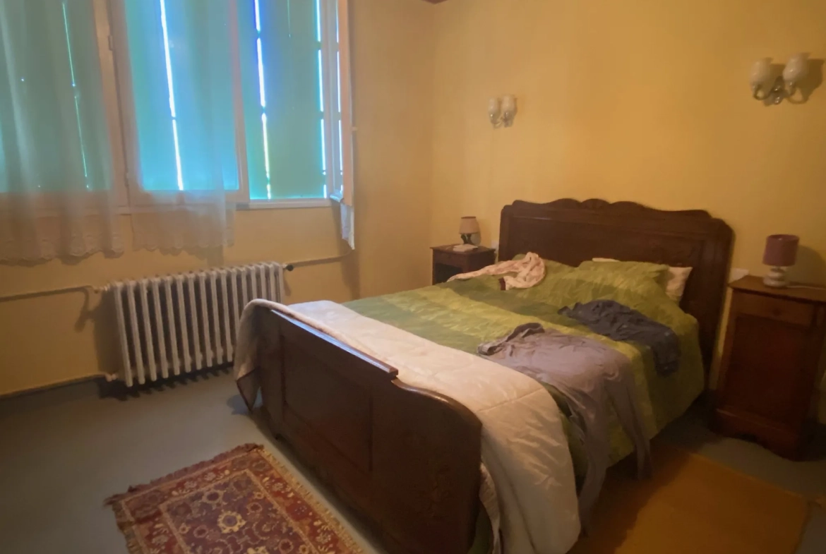Vente maison à Fumel avec deux habitations, grand terrain et double garage 