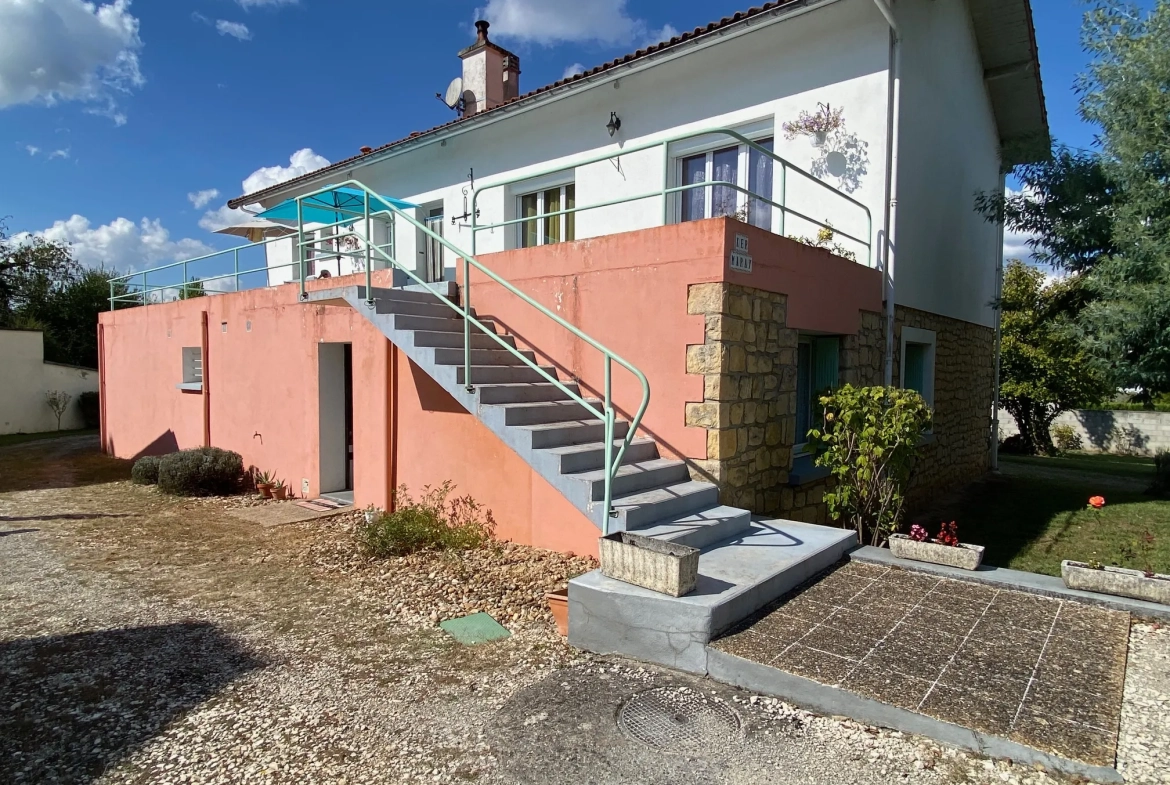 Vente maison à Fumel avec deux habitations, grand terrain et double garage 