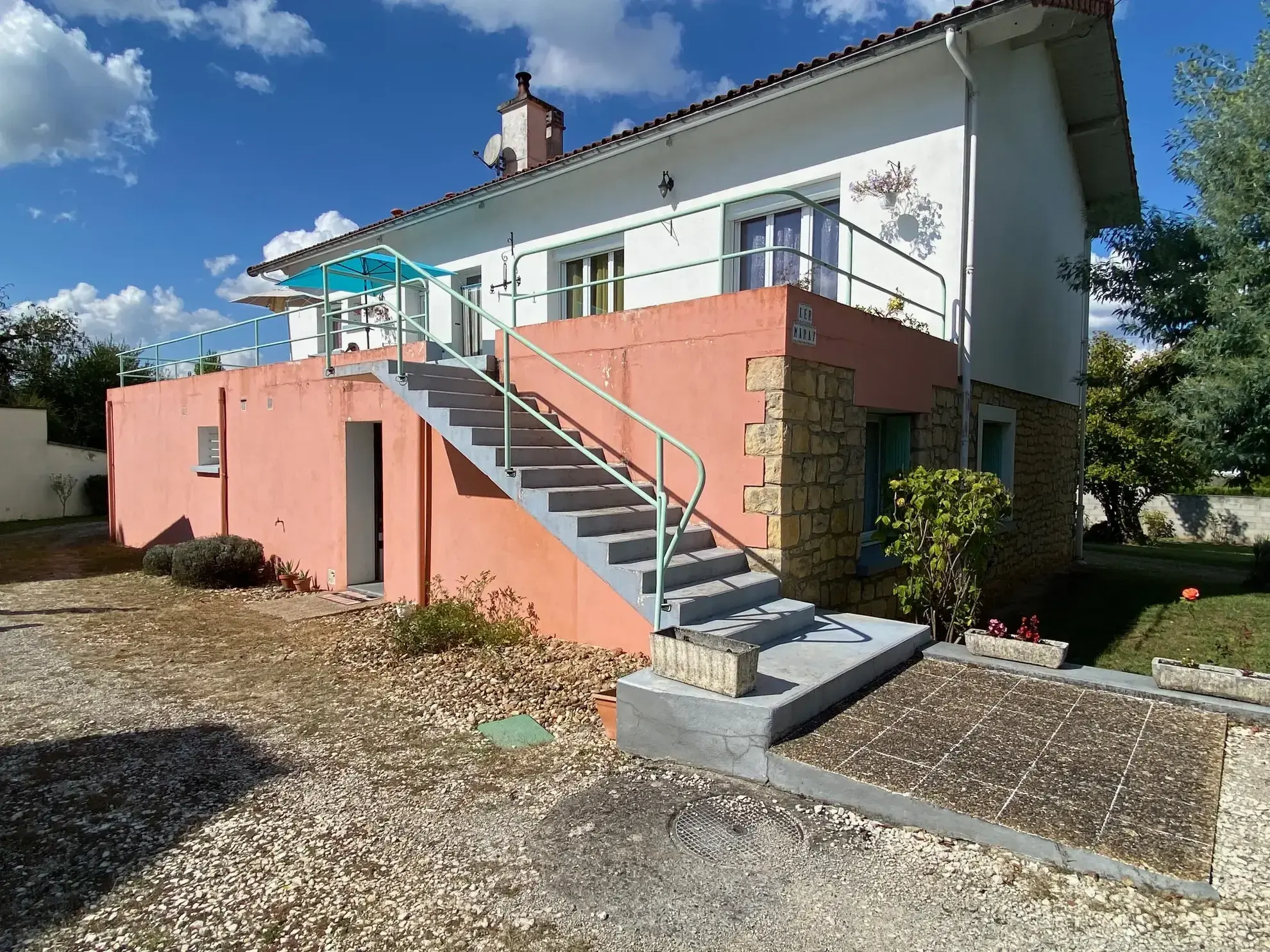 Vente maison à Fumel avec deux habitations, grand terrain et double garage 