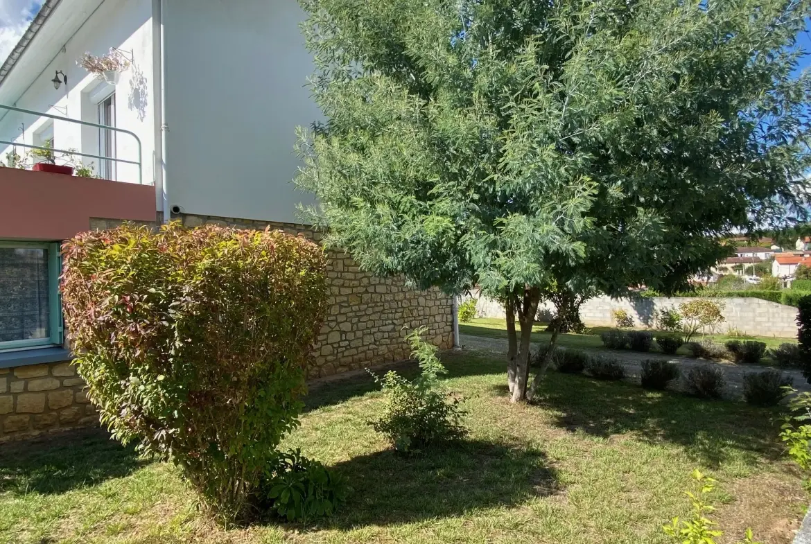 Vente maison à Fumel avec deux habitations, grand terrain et double garage 