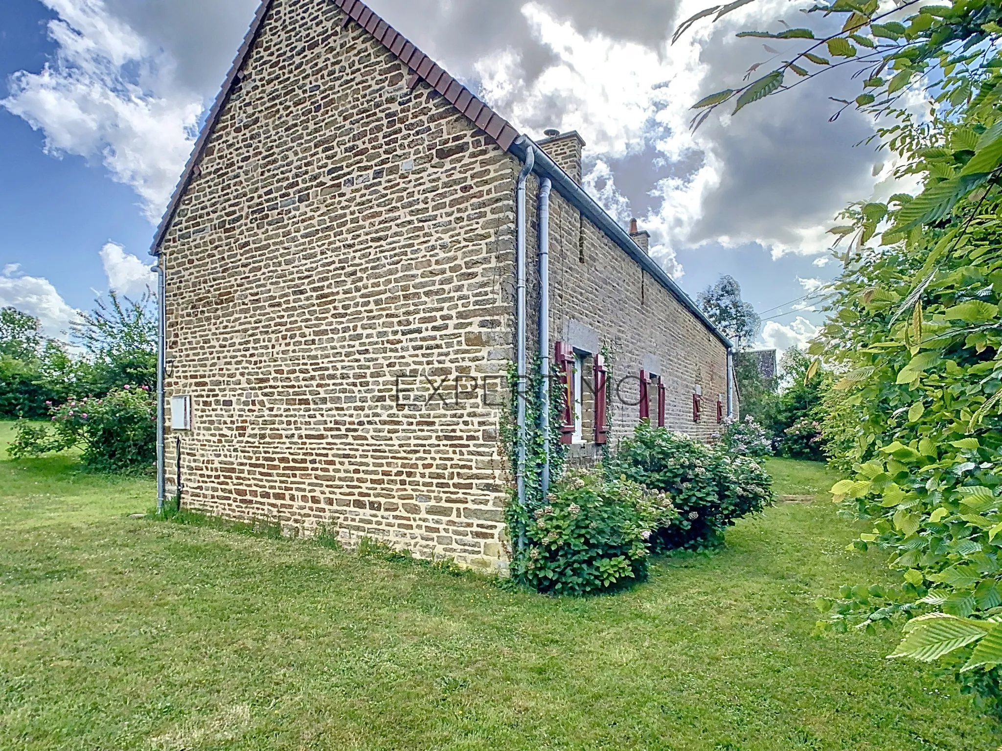 Maison en pierre de 130 m² avec dépendance et jardin clos proche d'Aunay-sur-Odon 