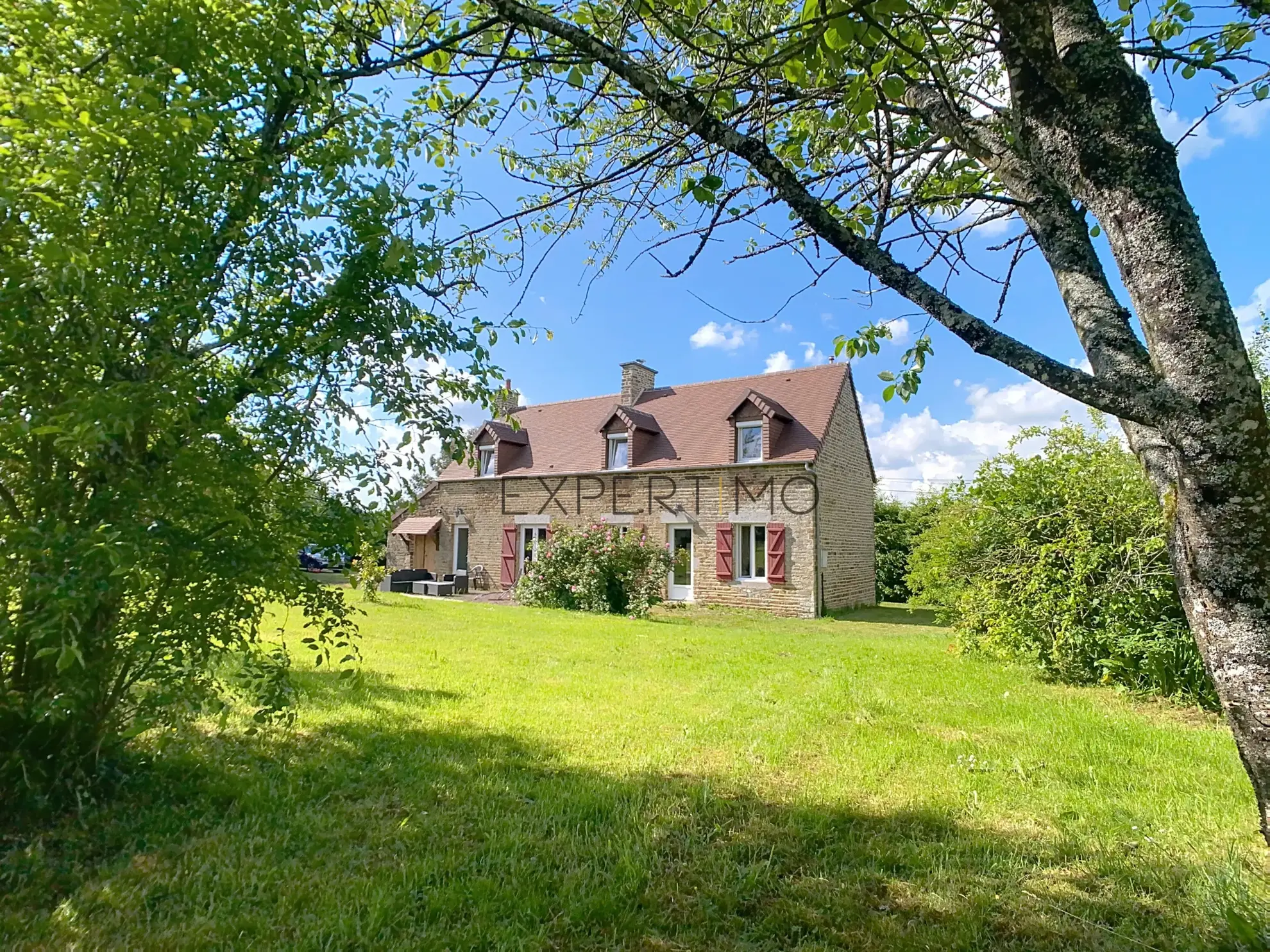 Maison en pierre de 130 m² avec dépendance et jardin clos proche d'Aunay-sur-Odon 