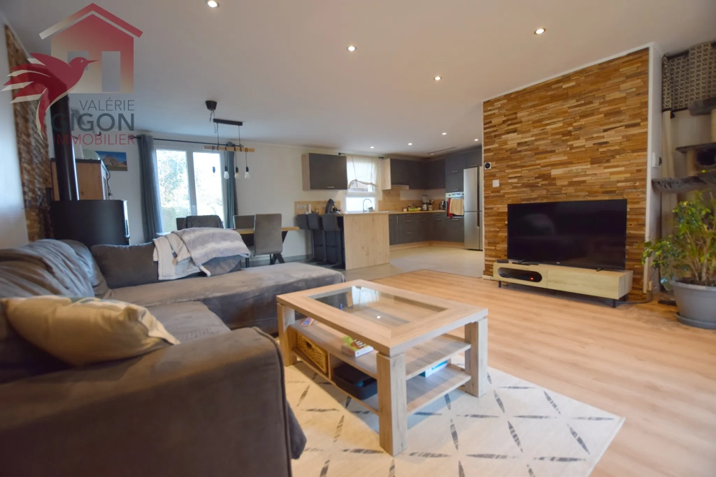 Maison contemporaine de plain-pied rénovée à Grand Charmont avec jardin clos