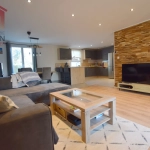 Maison contemporaine de plain-pied rénovée à Grand Charmont avec jardin clos
