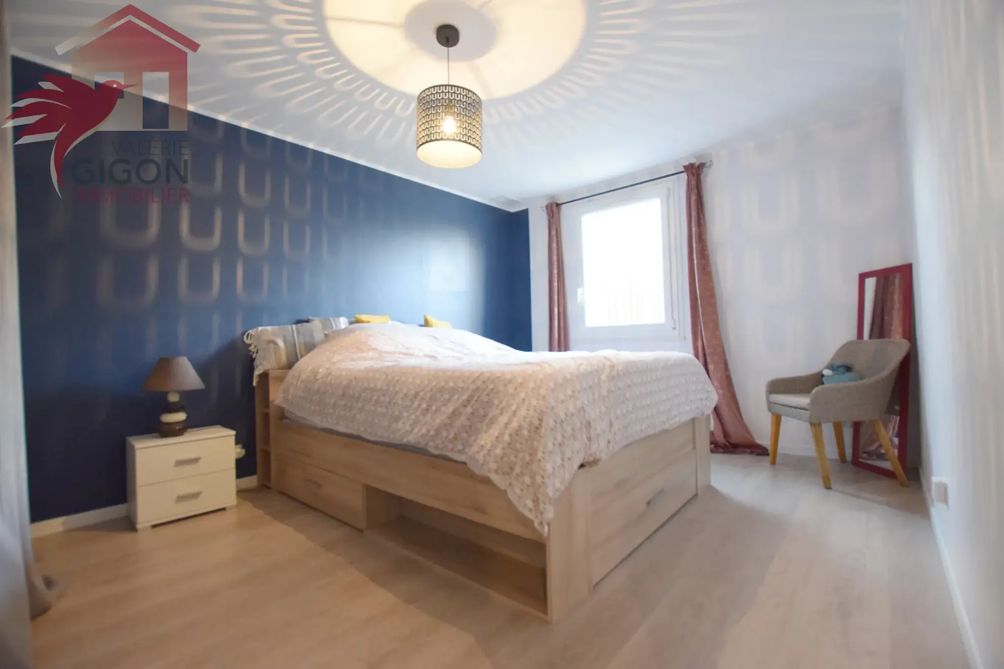 Maison contemporaine de plain-pied rénovée à Grand Charmont avec jardin clos 