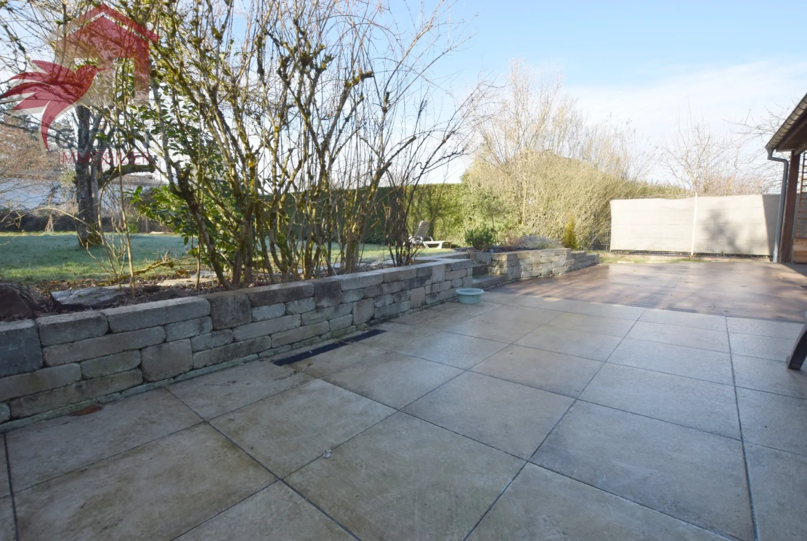 Maison contemporaine de plain-pied rénovée à Grand Charmont avec jardin clos 