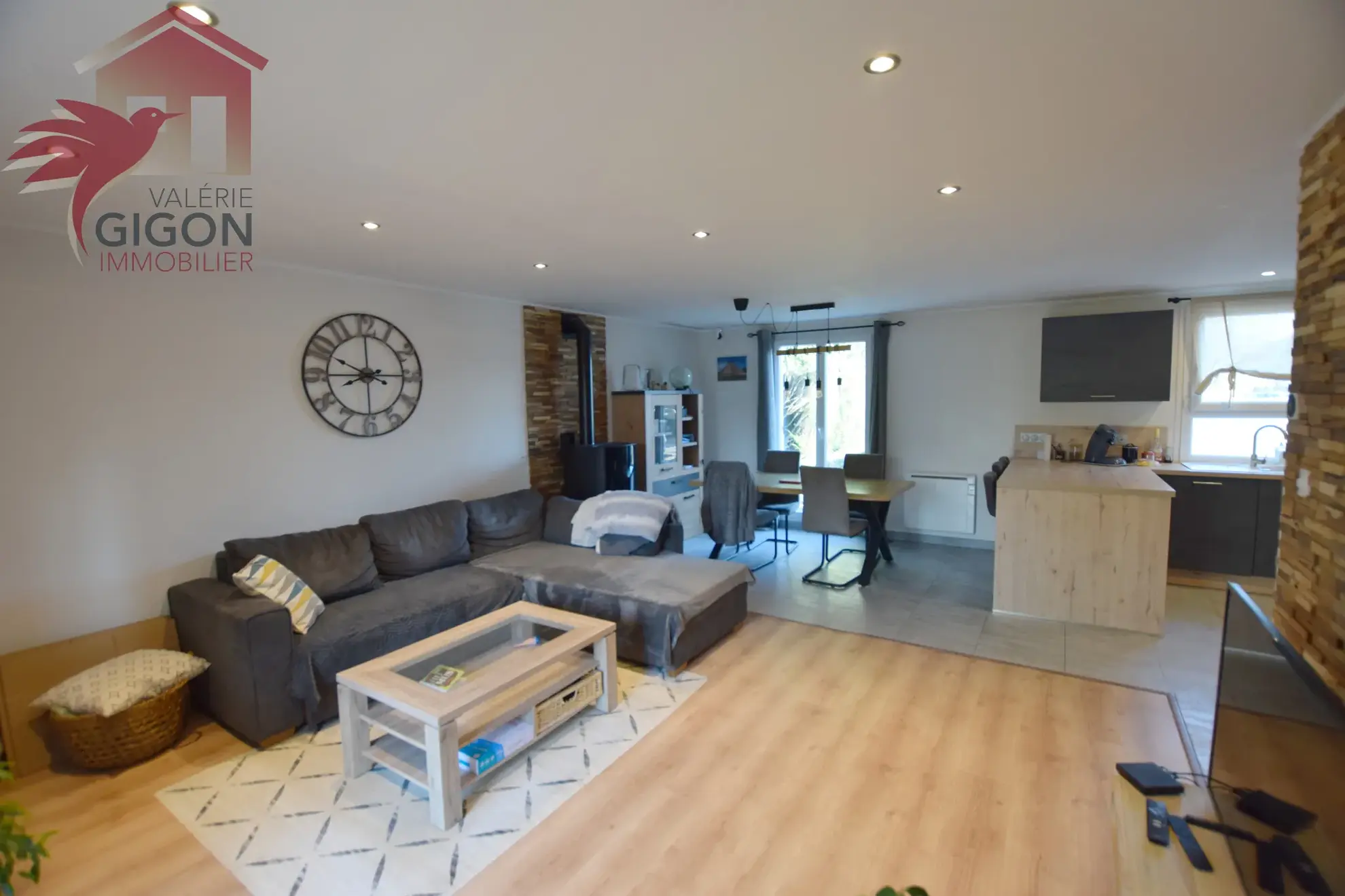 Maison contemporaine de plain-pied rénovée à Grand Charmont avec jardin clos 