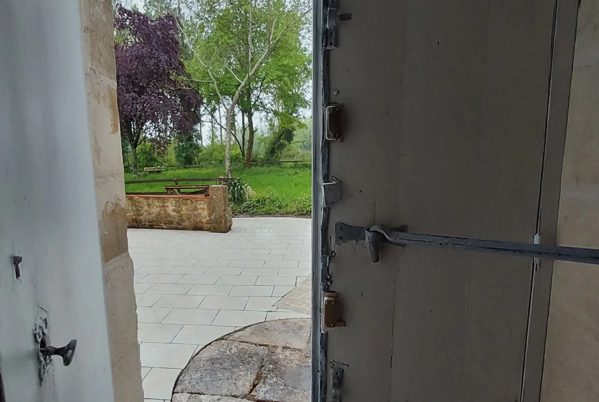 Belle maison en pierre avec dépendances et grand terrain proche Lamothe-Landerron 