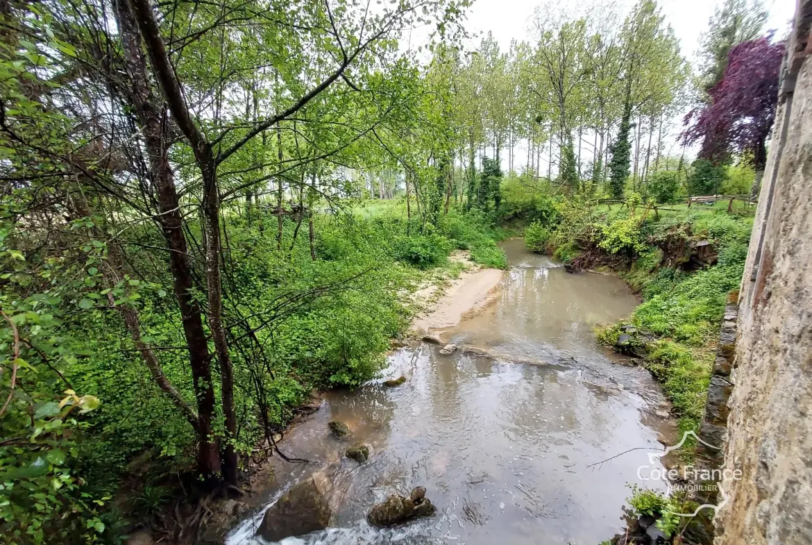 Belle maison en pierre avec dépendances et grand terrain proche Lamothe-Landerron 