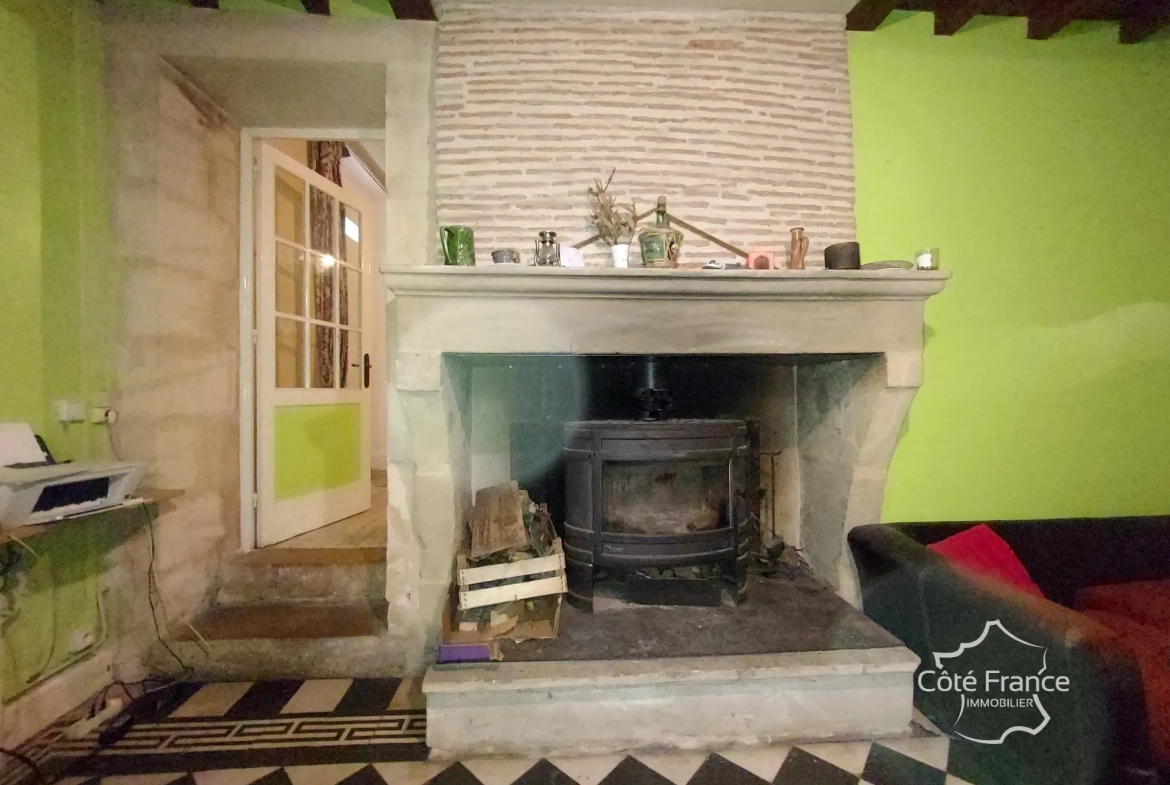 Belle maison en pierre avec dépendances et grand terrain proche Lamothe-Landerron 