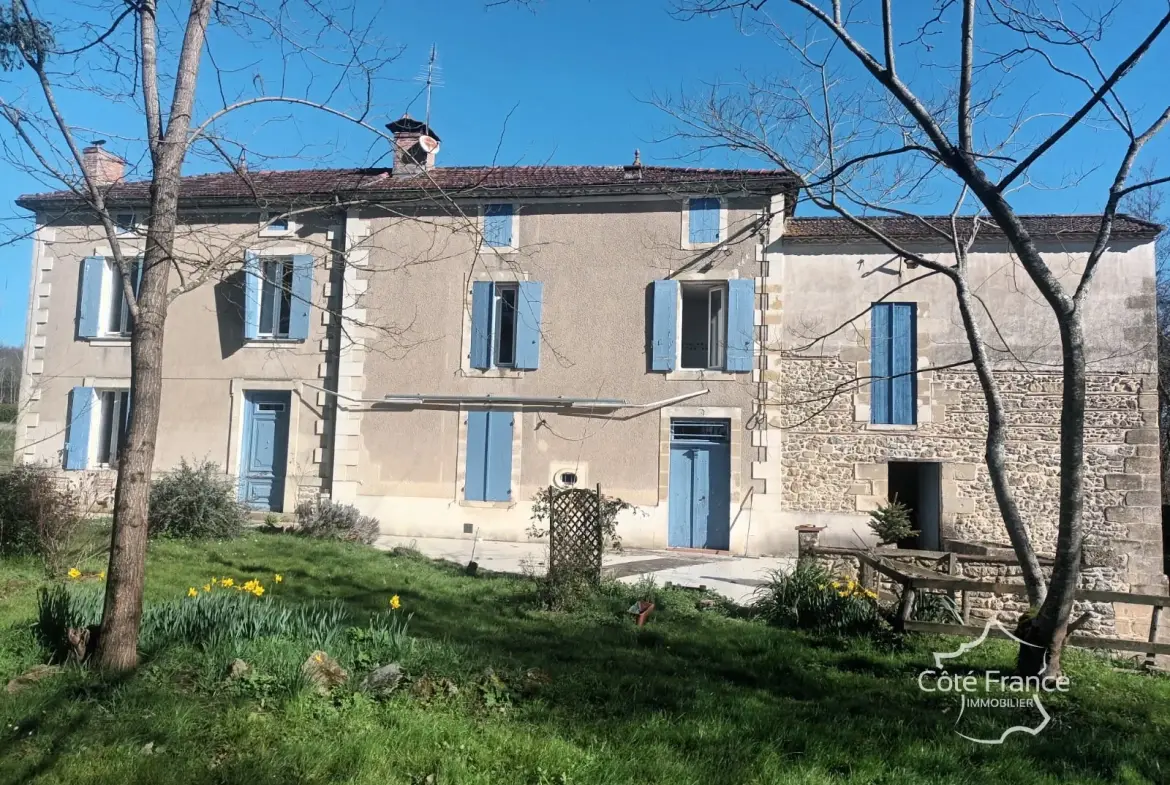 Belle maison en pierre avec dépendances et grand terrain proche Lamothe-Landerron 