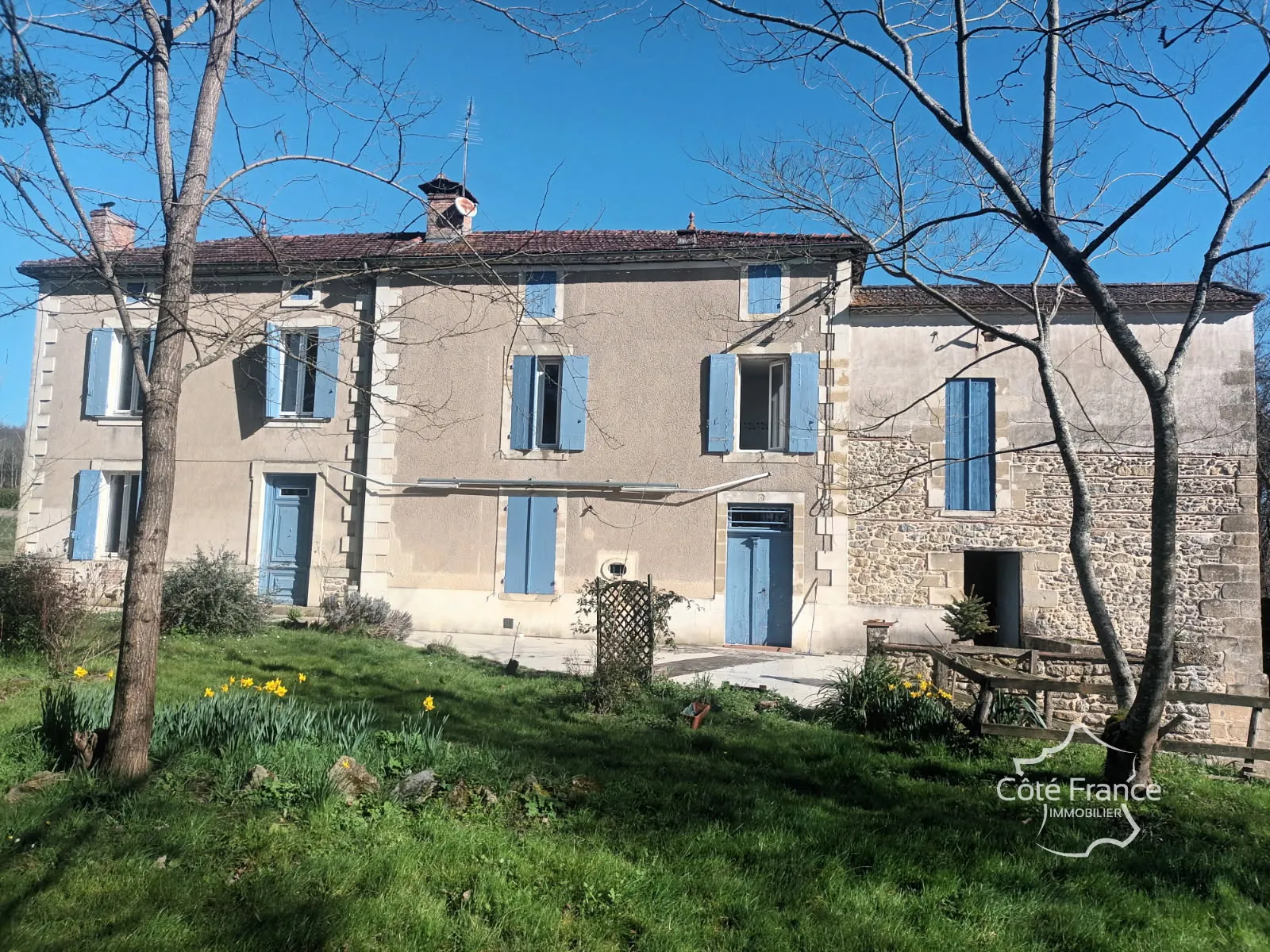 Belle maison en pierre avec dépendances et grand terrain proche Lamothe-Landerron 