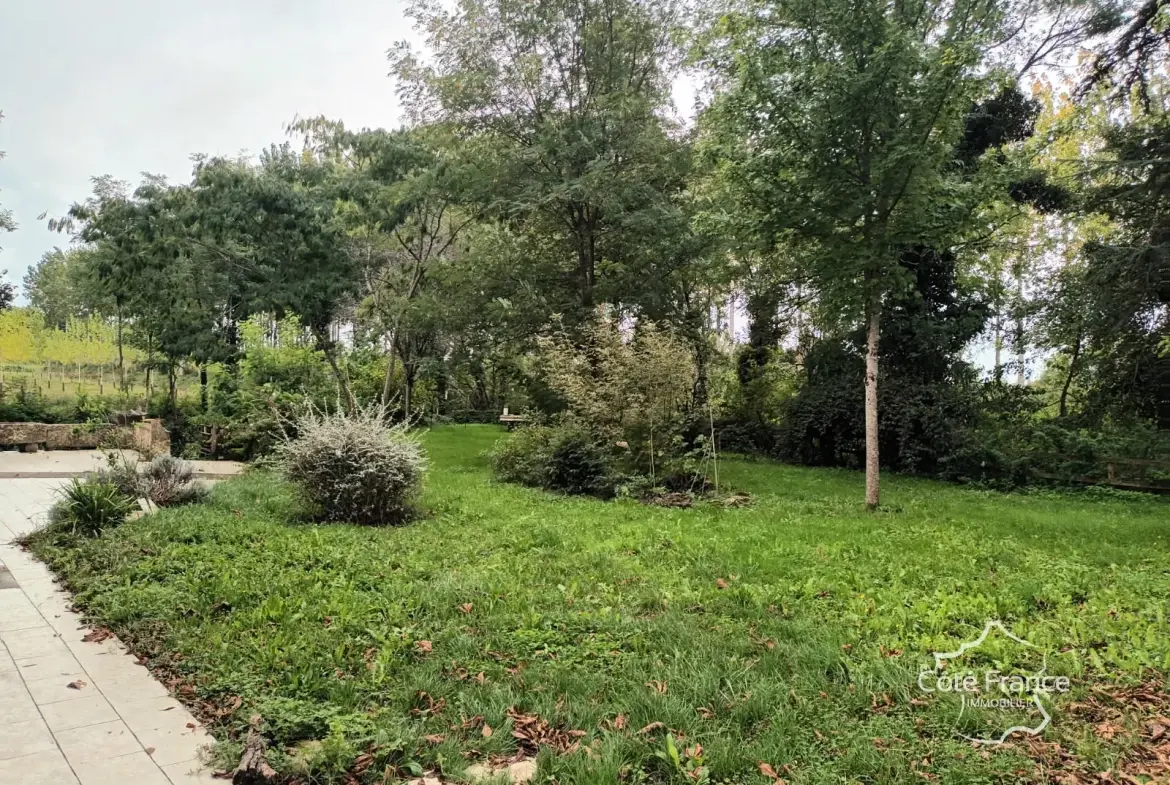 Belle maison en pierre avec dépendances et grand terrain proche Lamothe-Landerron 