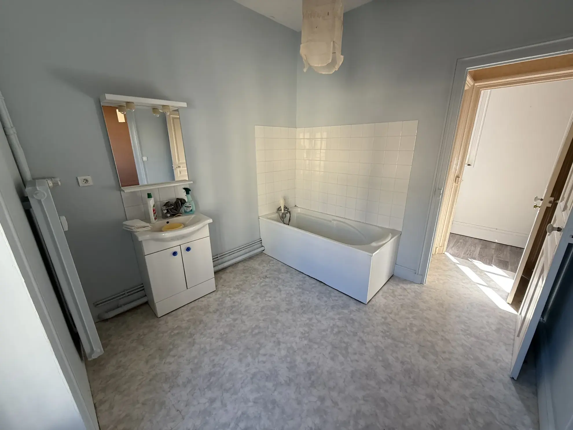 Appartement lumineux de 75 m² à Vichy dans résidence sécurisée avec charme ancien 