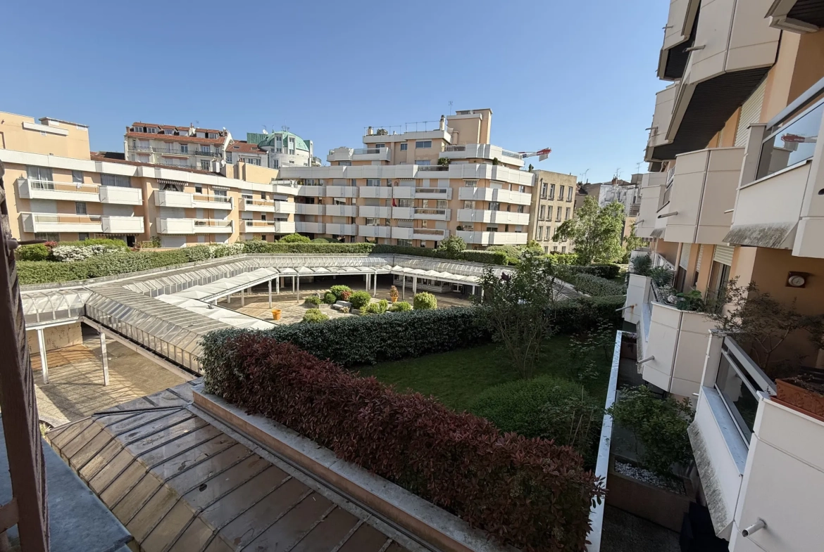 Appartement lumineux de 75 m² à Vichy dans résidence sécurisée avec charme ancien 