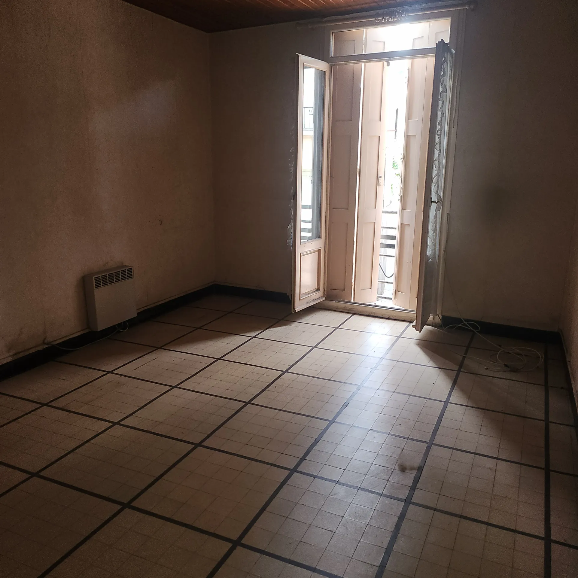 Grand appartement à rénover avec cour et combles aménageables à Arles-sur-Tech 