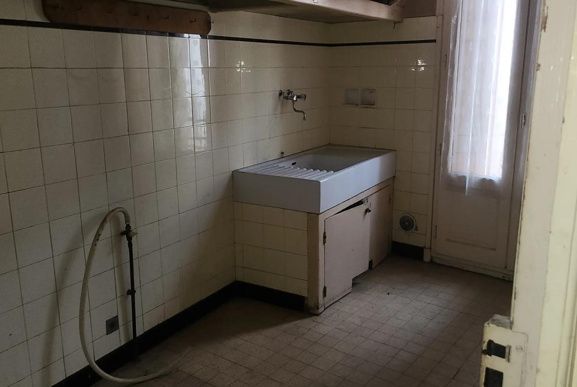 Grand appartement à rénover avec cour et combles aménageables à Arles-sur-Tech 