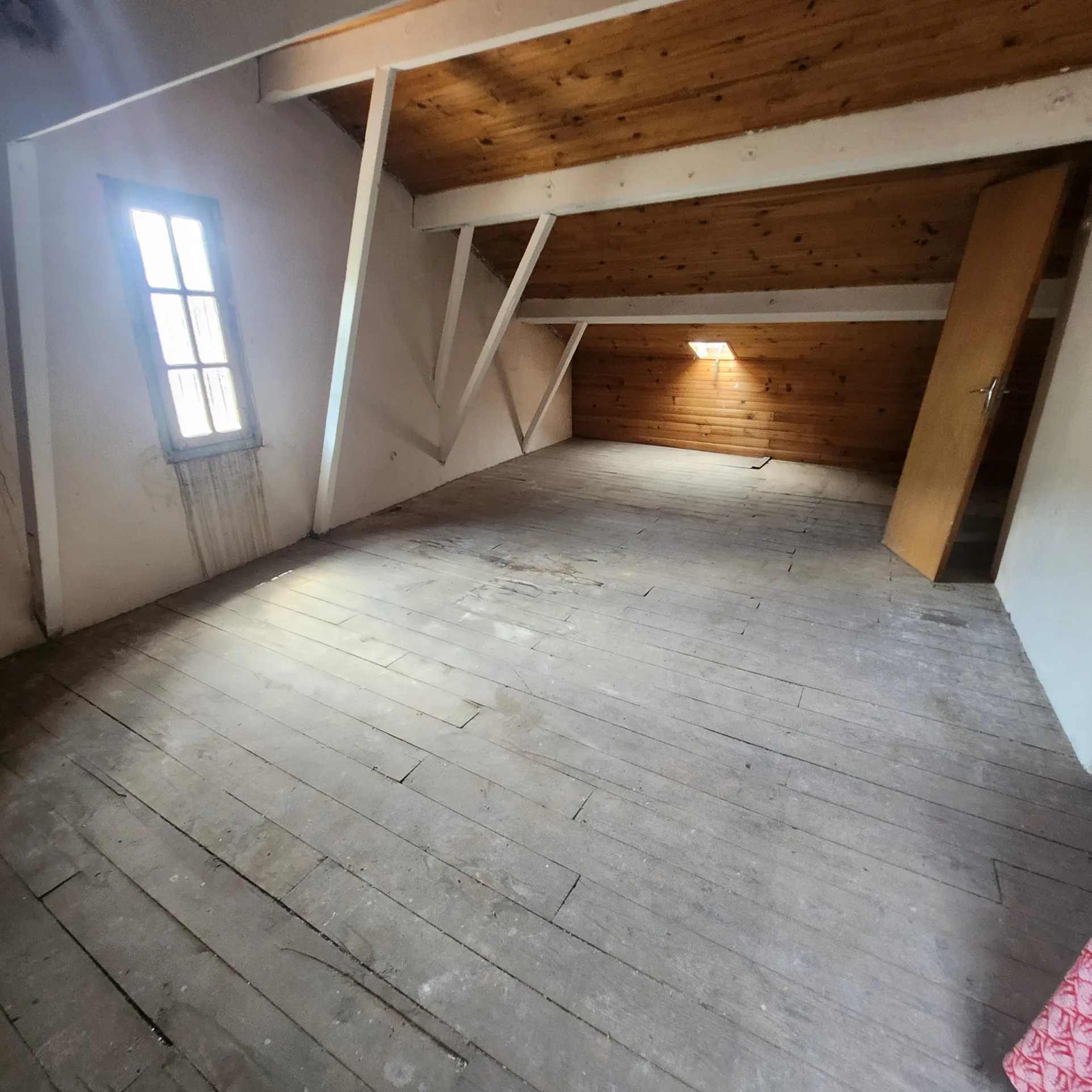 Grand appartement à rénover avec cour et combles aménageables à Arles-sur-Tech 
