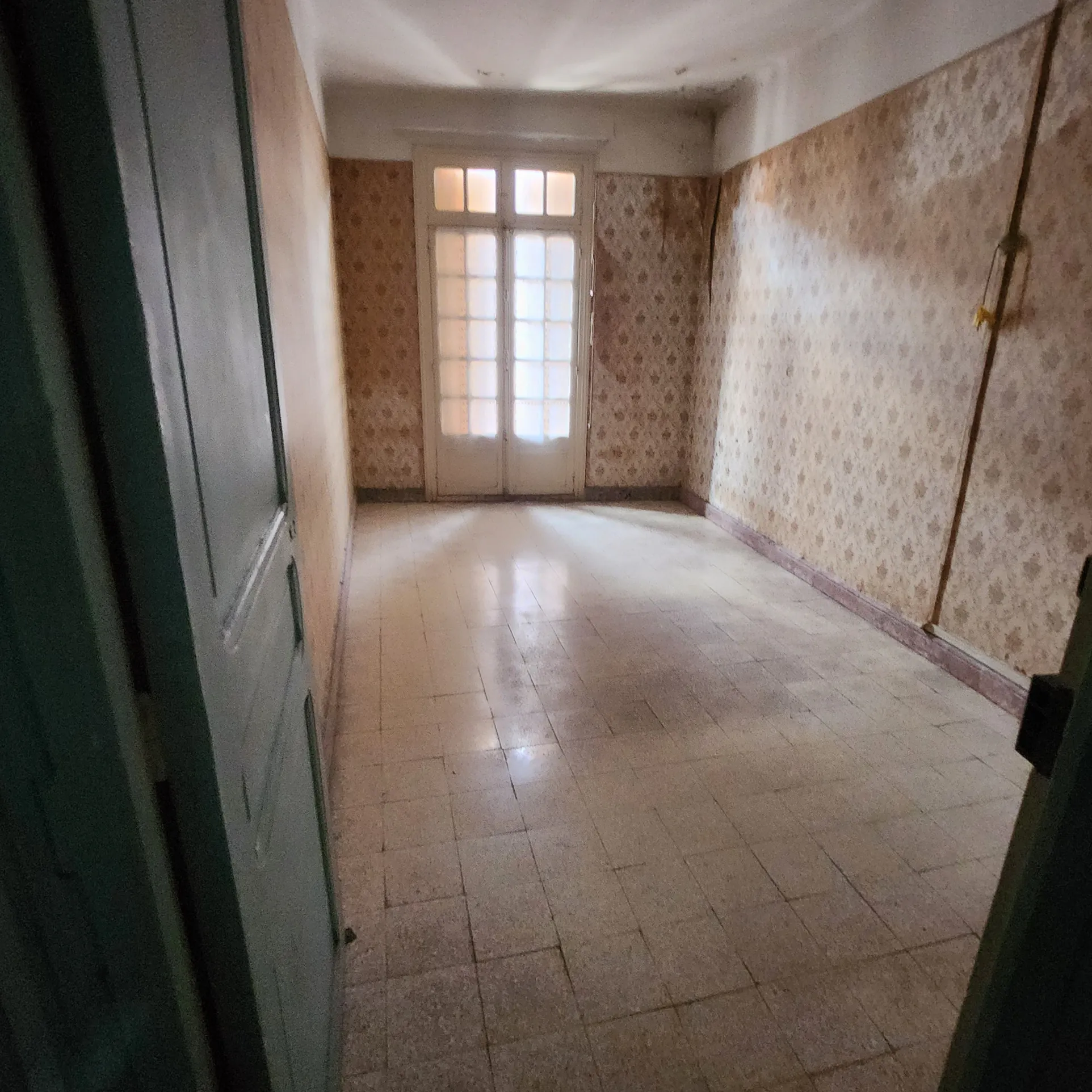 Grand appartement à rénover avec cour et combles aménageables à Arles-sur-Tech 