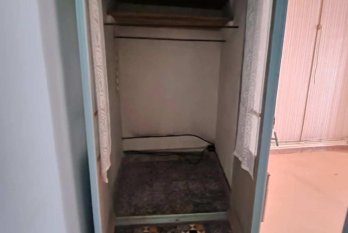 Grand appartement à rénover avec cour et combles aménageables à Arles-sur-Tech 