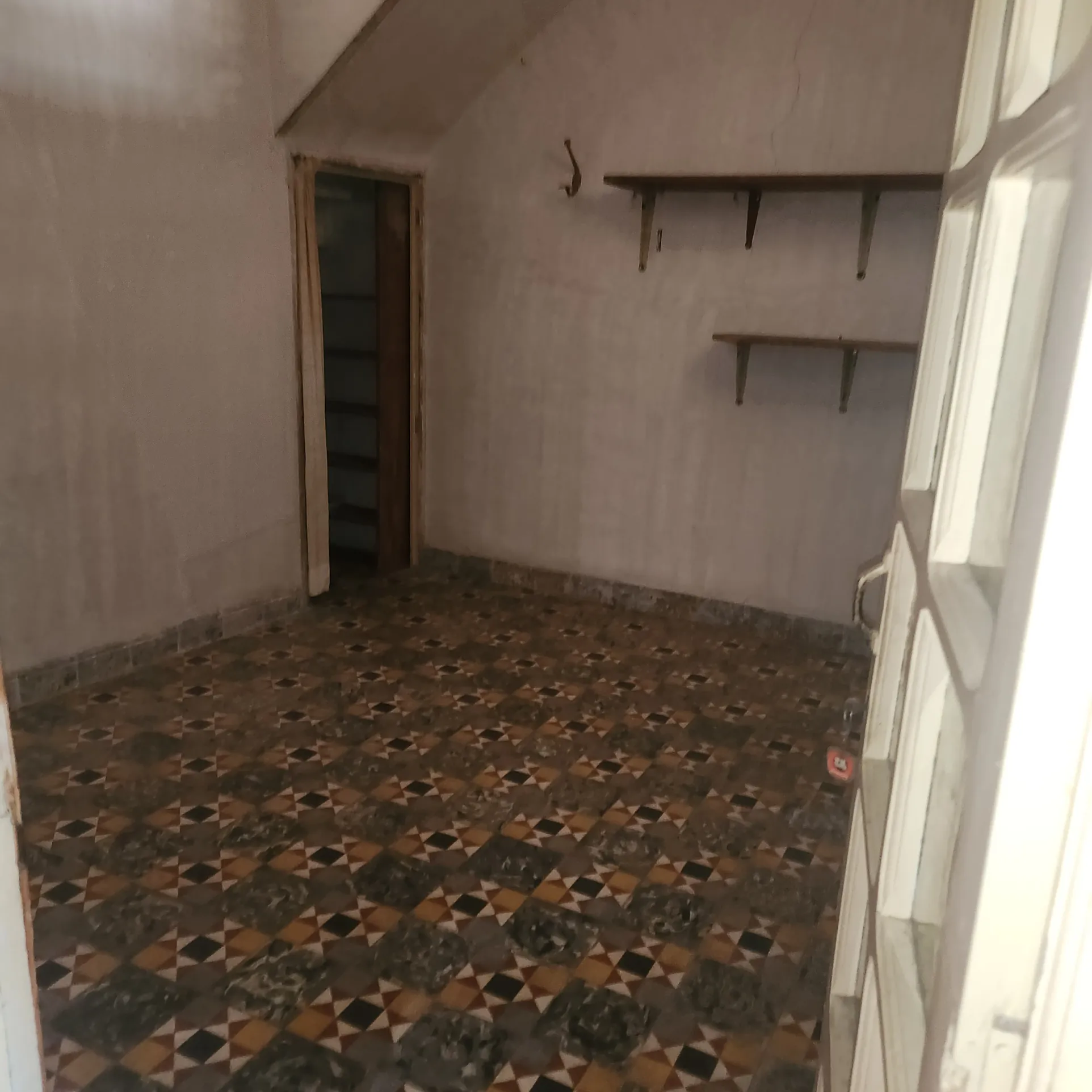 Grand appartement à rénover avec cour et combles aménageables à Arles-sur-Tech 