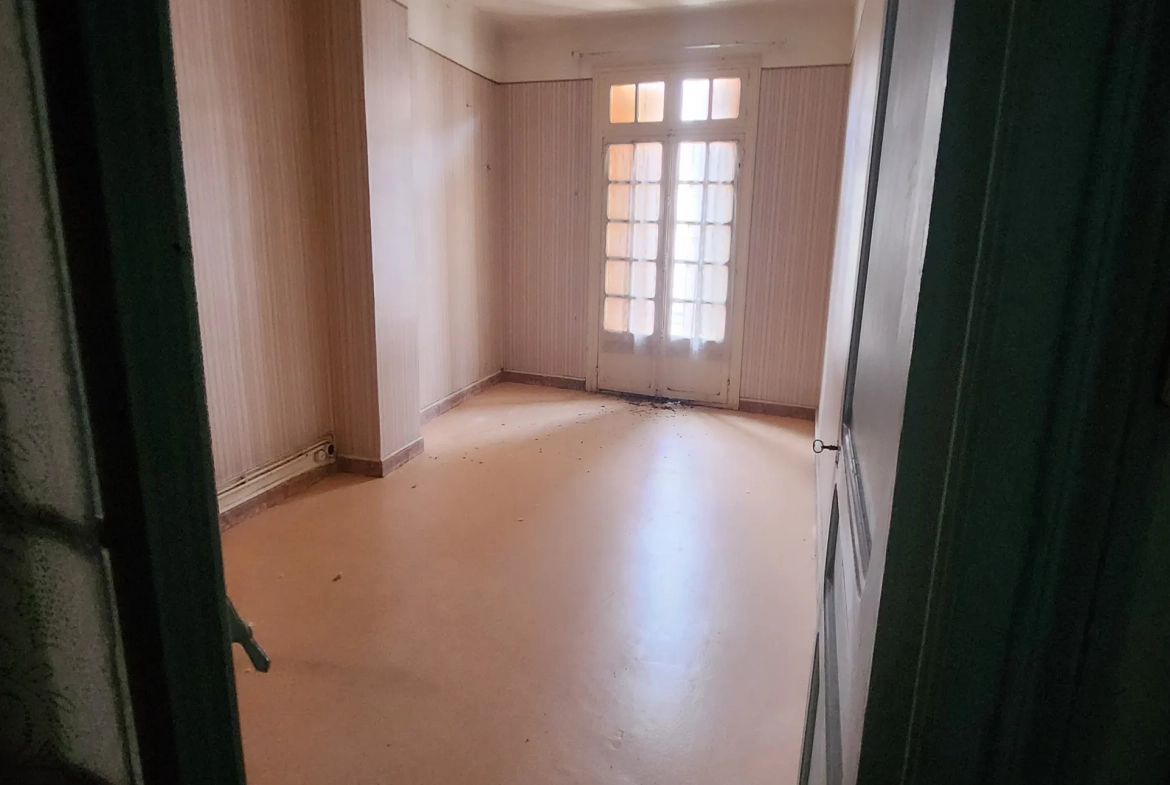 Grand appartement à rénover avec cour et combles aménageables à Arles-sur-Tech 