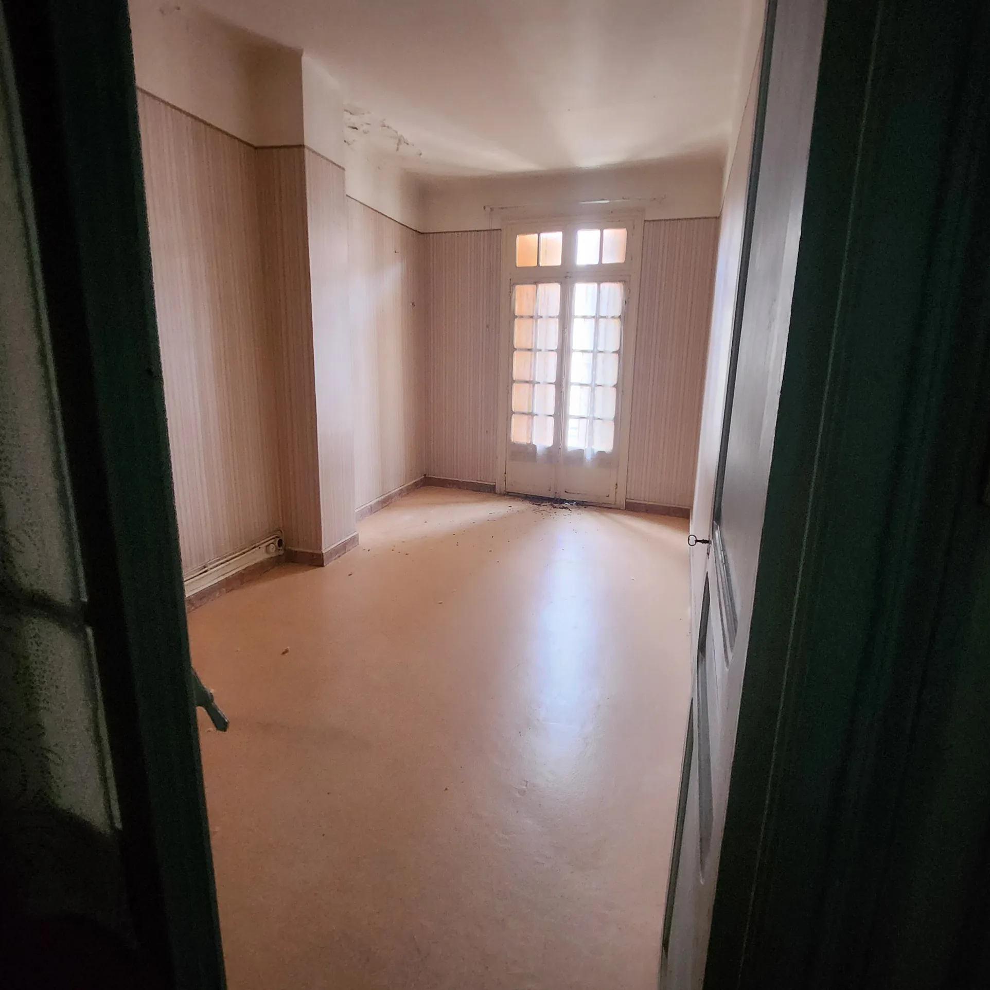 Grand appartement à rénover avec cour et combles aménageables à Arles-sur-Tech 