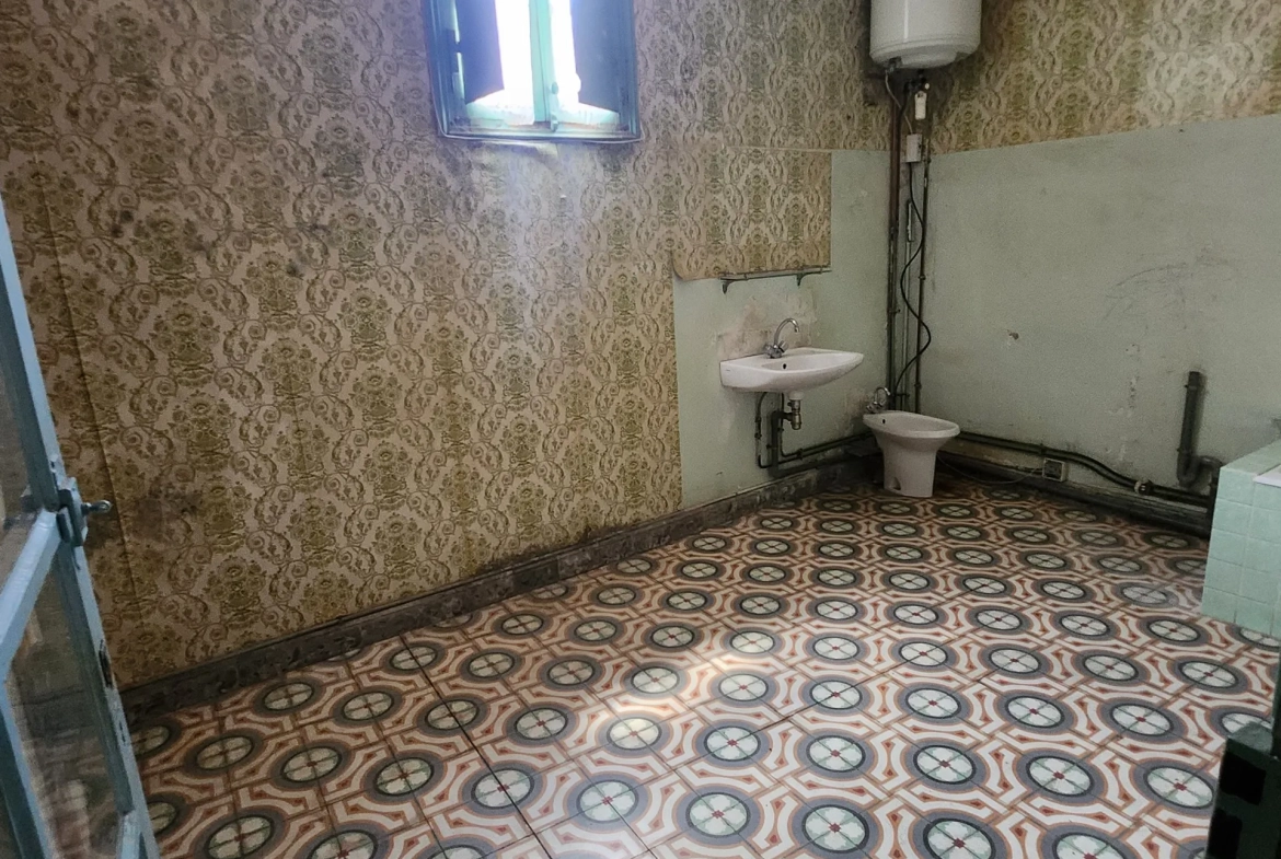 Grand appartement à rénover avec cour et combles aménageables à Arles-sur-Tech 