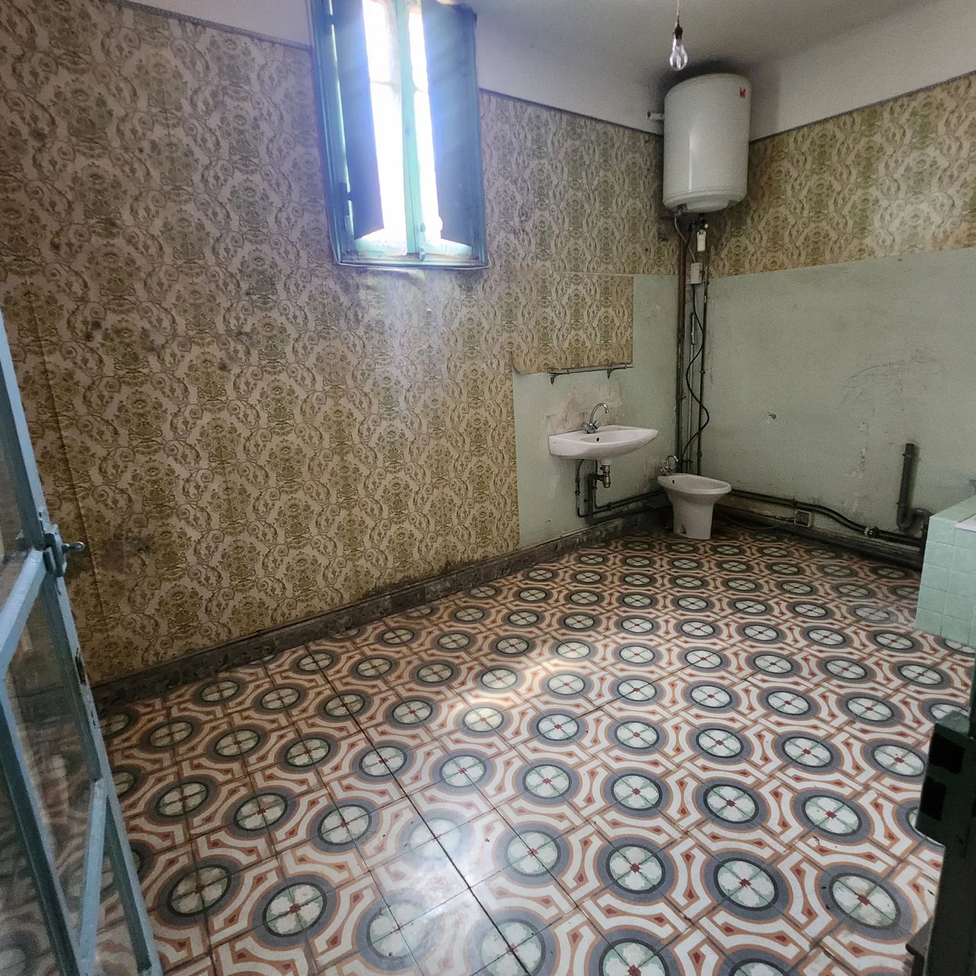 Grand appartement à rénover avec cour et combles aménageables à Arles-sur-Tech 