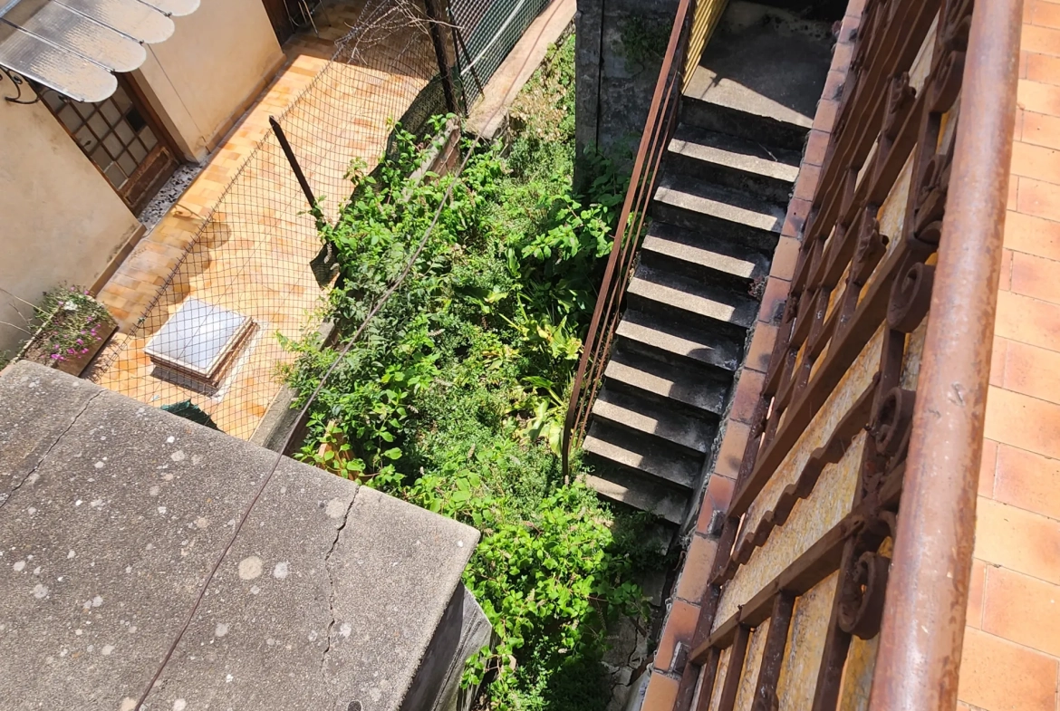 Grand appartement à rénover avec cour et combles aménageables à Arles-sur-Tech 
