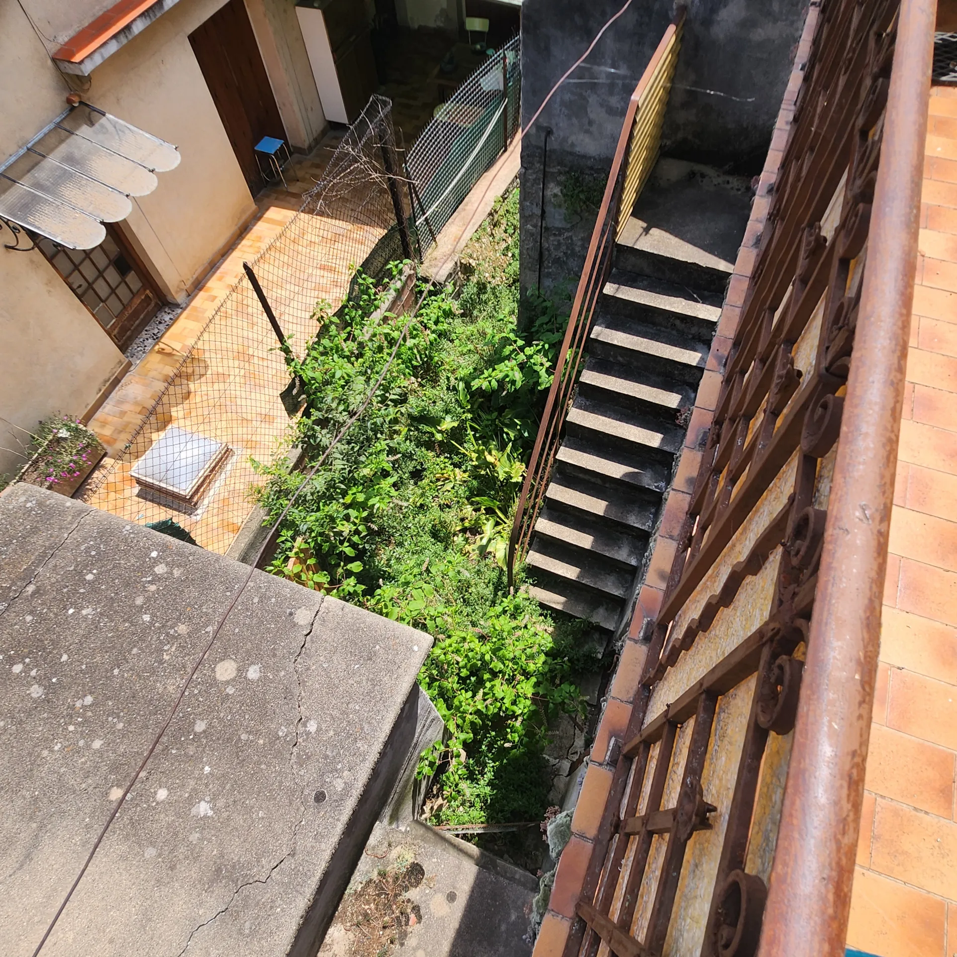 Grand appartement à rénover avec cour et combles aménageables à Arles-sur-Tech 