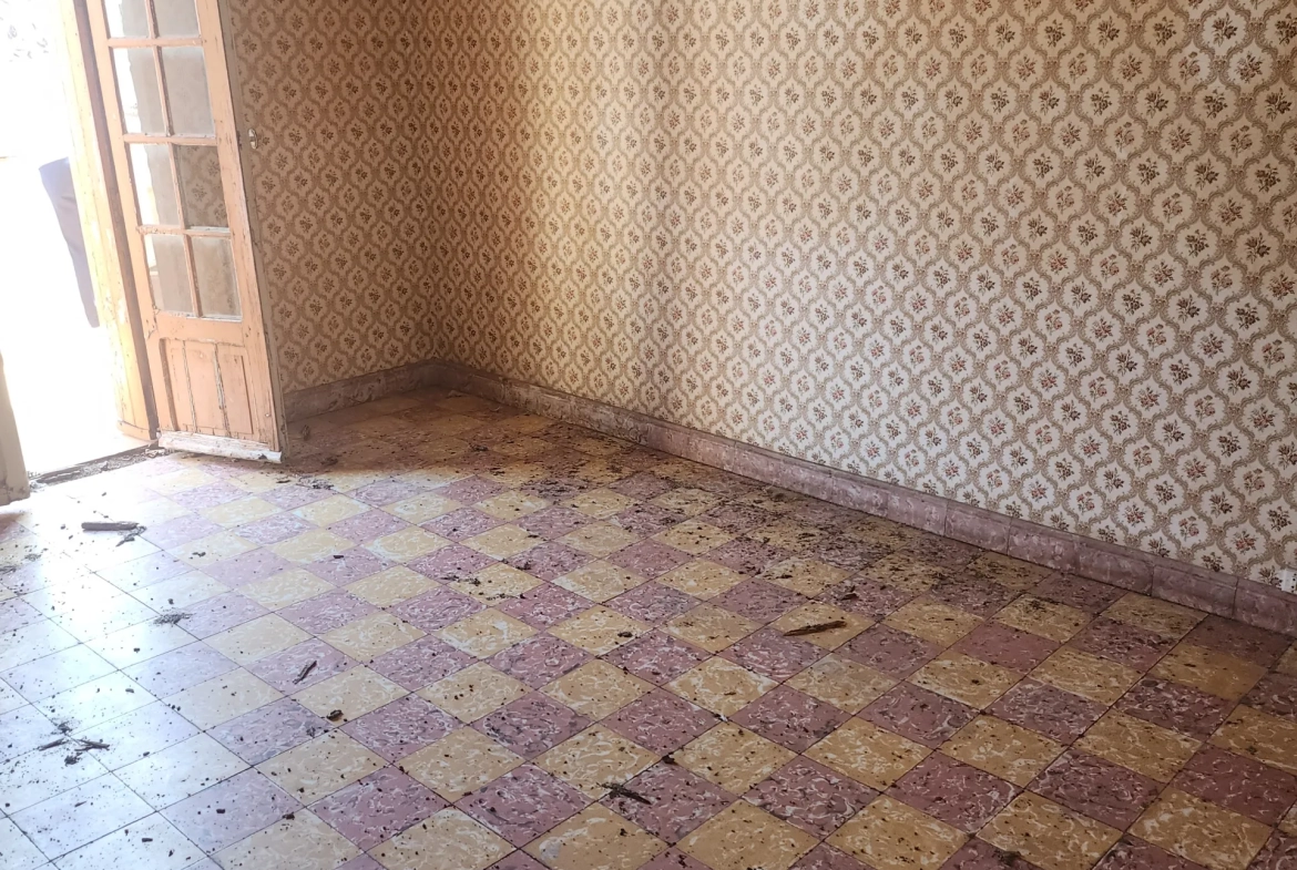 Grand appartement à rénover avec cour et combles aménageables à Arles-sur-Tech 