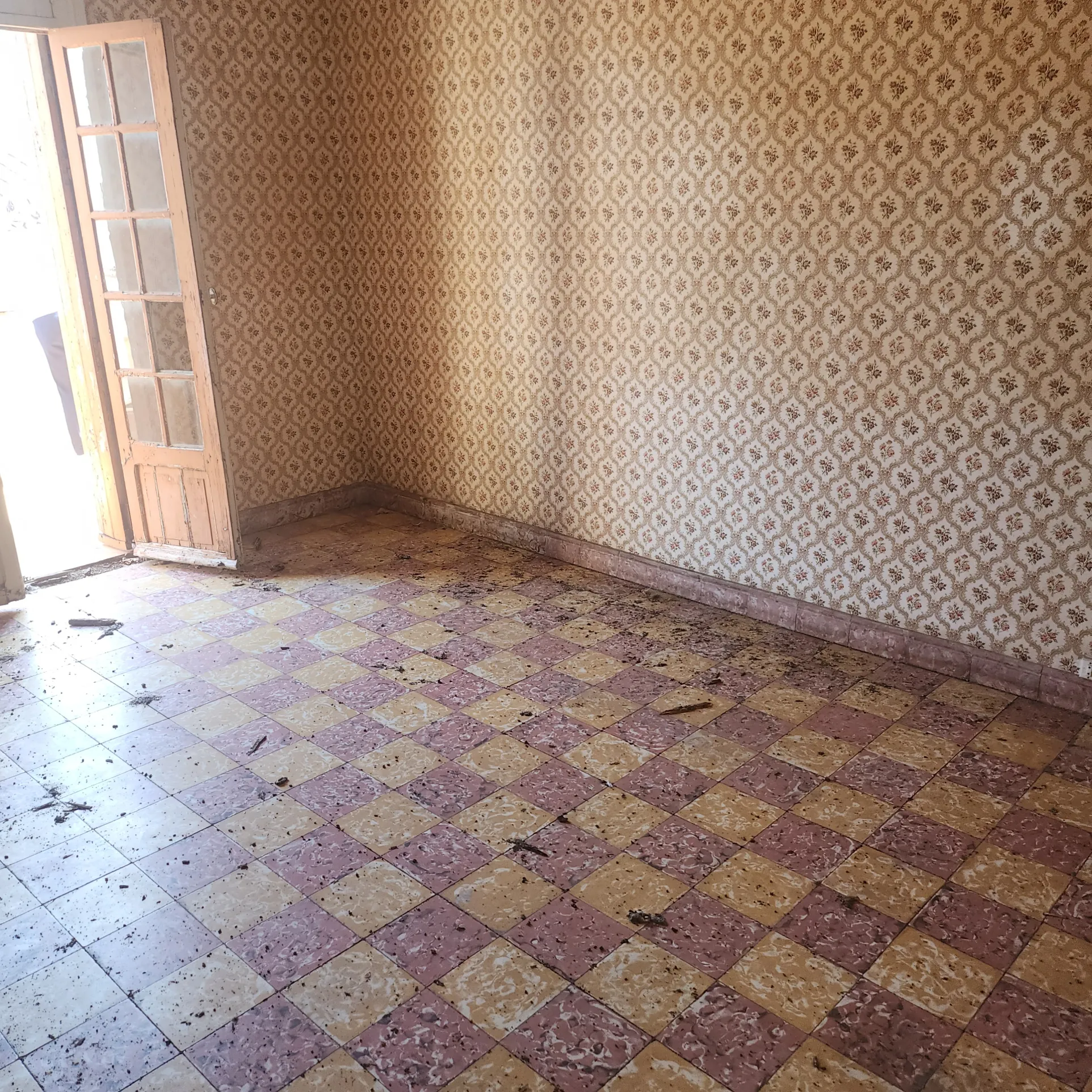 Grand appartement à rénover avec cour et combles aménageables à Arles-sur-Tech 